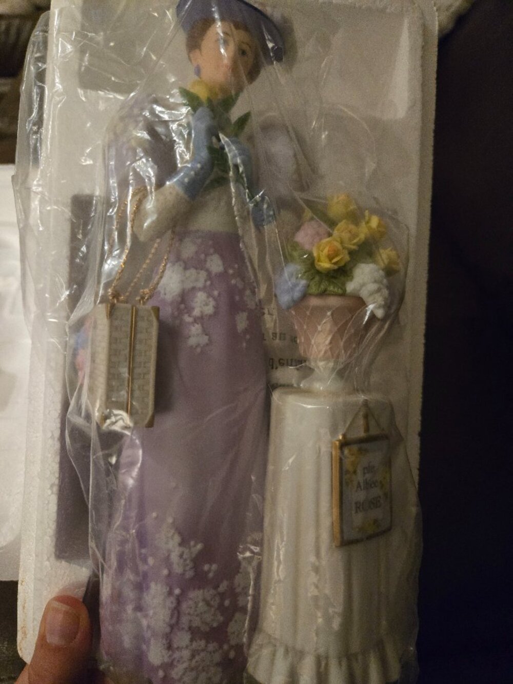 Avon 2001/2002 Mrs. Albee Award Figurine - Porcelain Vintage
